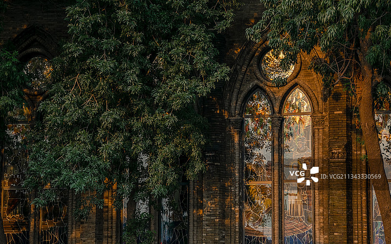 天津望海楼教堂玻璃窗彩色玻璃静谧图片素材