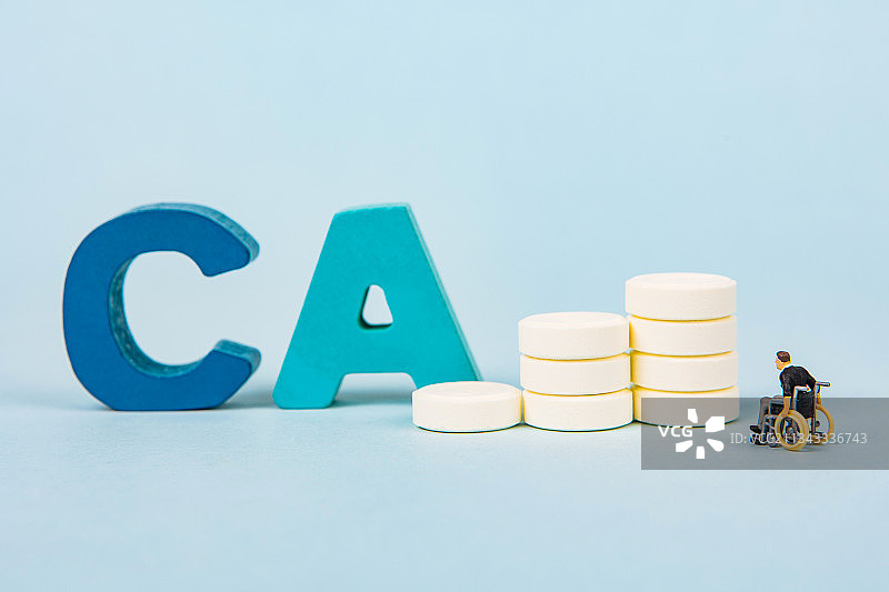 老人坐轮椅在钙片旁边需要补钙图片素材