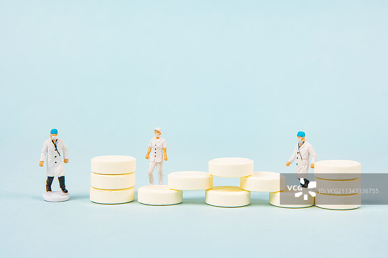 医生和护士站在钙片前图片素材