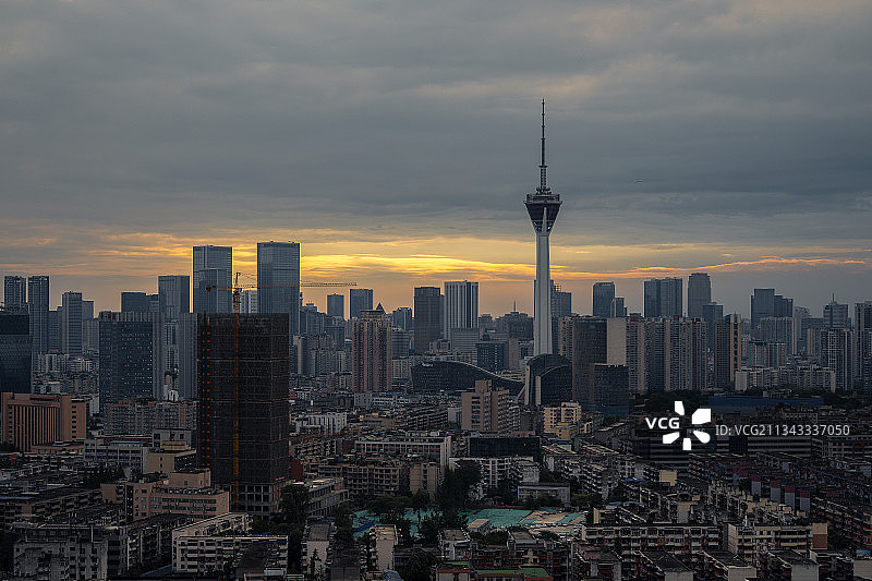 四川成都市339电视塔与城市天际线图片素材
