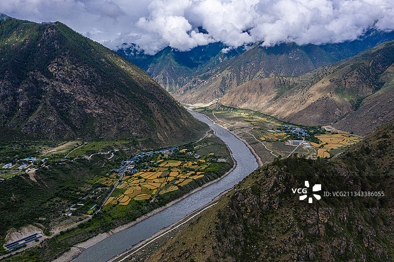 穿过米林县西部的雅鲁藏布江图片素材