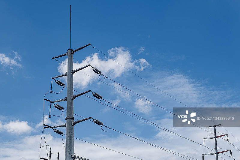 蓝天白云下的输电塔图片素材