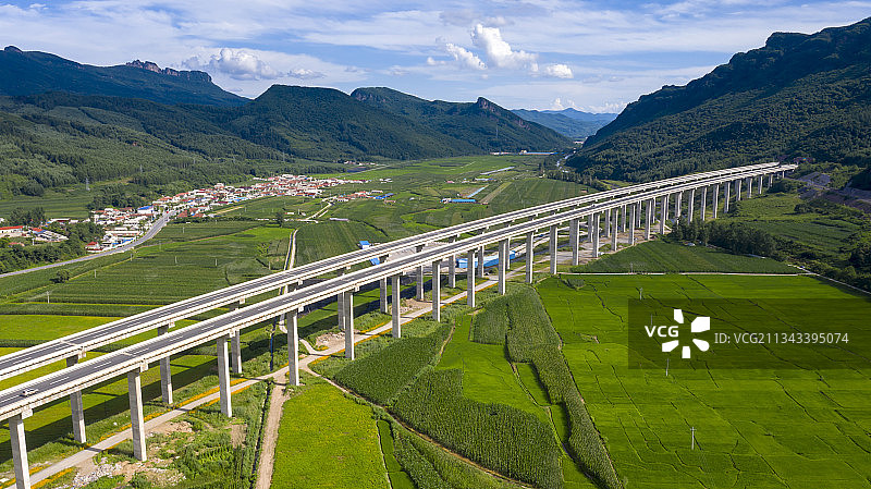 辽宁省本溪市桓仁满族自治县黑沟乡丹通高速公路全线最长大桥图片素材