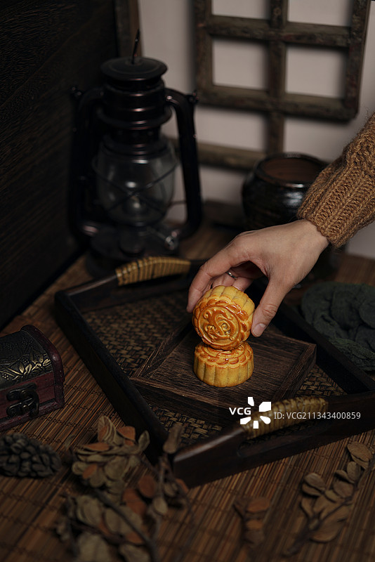 手拿着老月饼伍仁月饼窗户亮和不亮图片素材