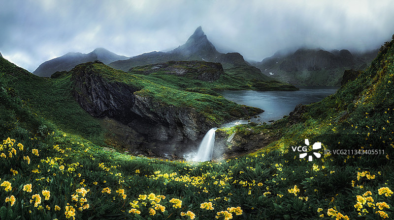 云天映衬下的风景图片素材