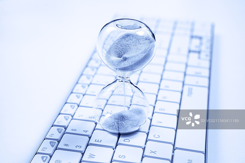 玻璃沙漏电脑键盘图片素材