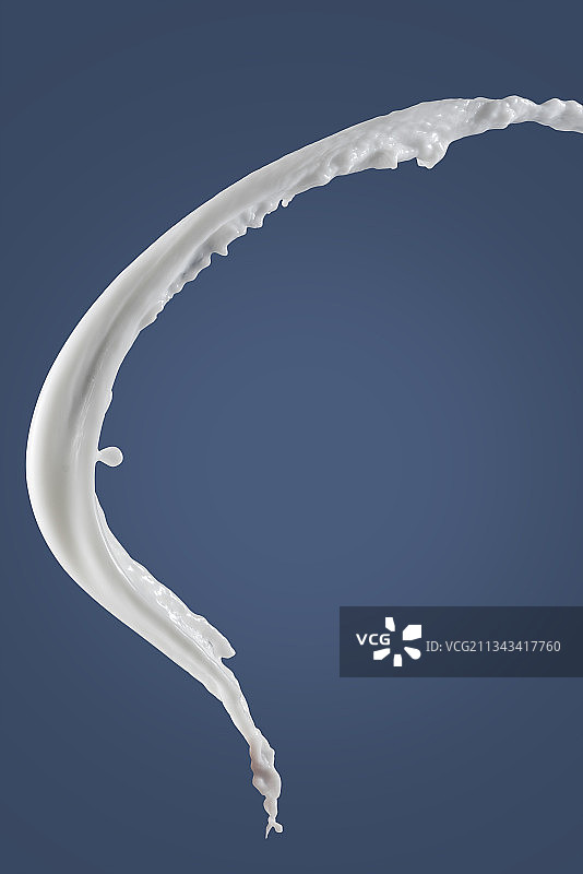 倒牛奶飞溅白色蓝色背景图片素材