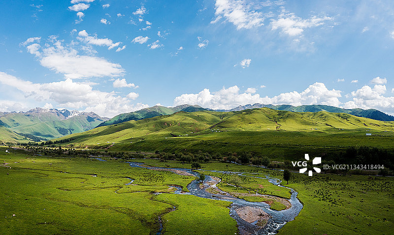航拍中国新疆唐布拉草原百里画廊牧场草原图片素材