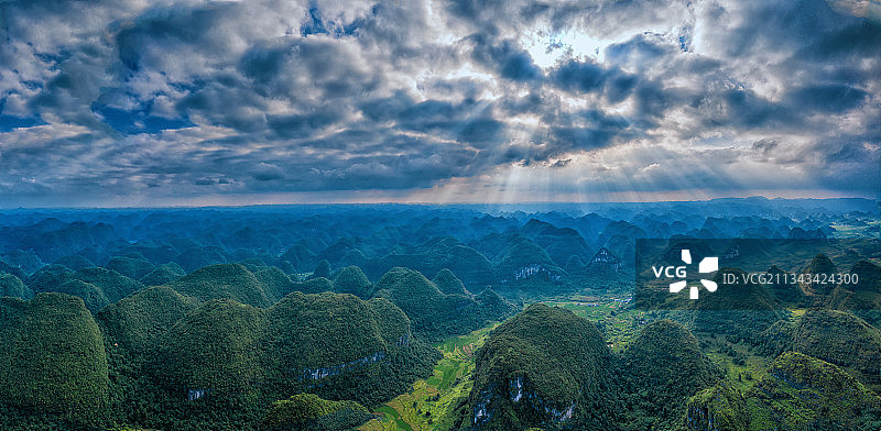 贵州荔波茂兰风格的喀斯特地貌乡村风光图片素材