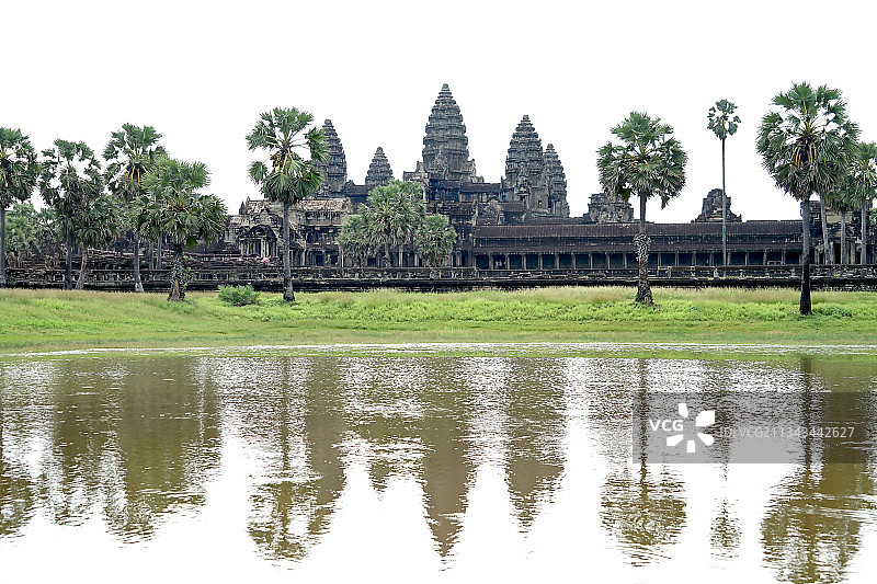 吴哥窟远观景观与其水中倒影图片素材