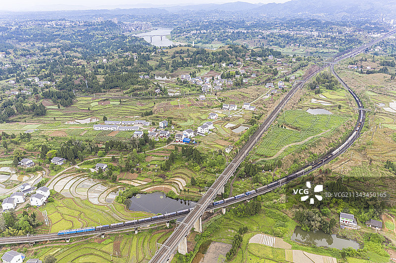 货运列车通过达成线三汇镇枢纽图片素材