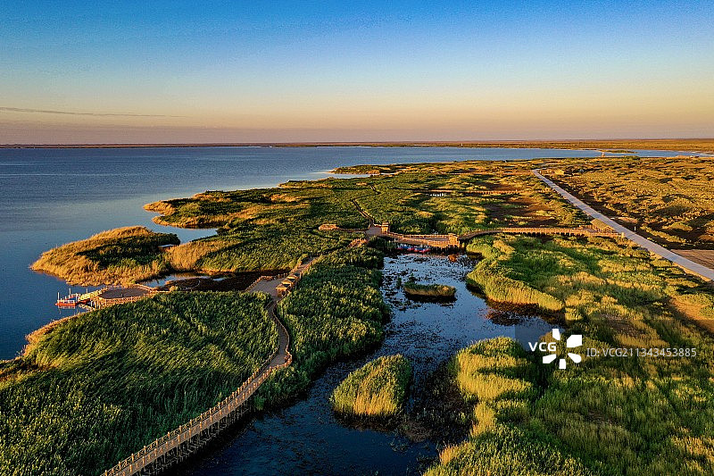 日出时的居延海图片素材