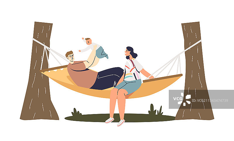 年轻家庭在花园吊床上放松图片素材
