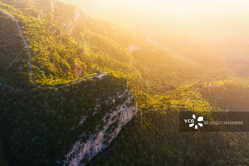河南焦作修武县云台山青龙峡景区观景台亭子夏季户外风光航拍视角图片素材