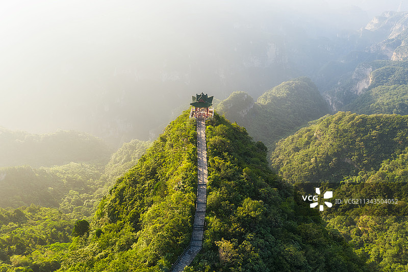 河南焦作修武县云台山青龙峡景区观景台亭子夏季户外风光航拍视角图片素材