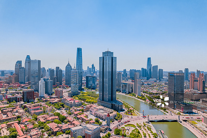 中国天津城市天际线和意式风情区马可波罗广场航拍图片素材