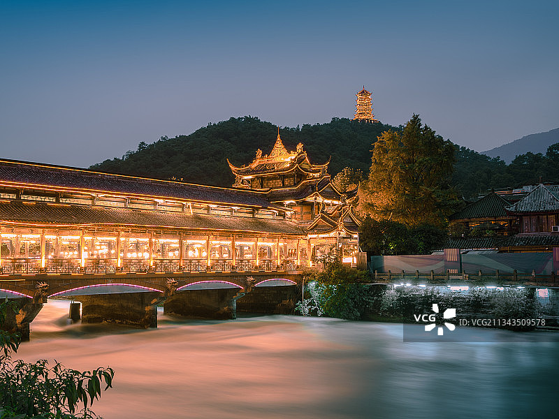 都江堰南桥夜景与远山的塔图片素材