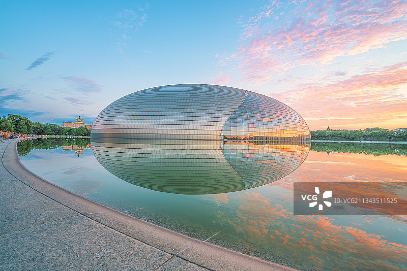 夕阳下的国家大剧院图片素材