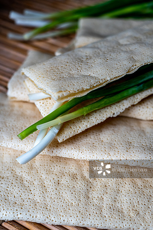 山东特产特色美食煎饼卷大葱图片素材