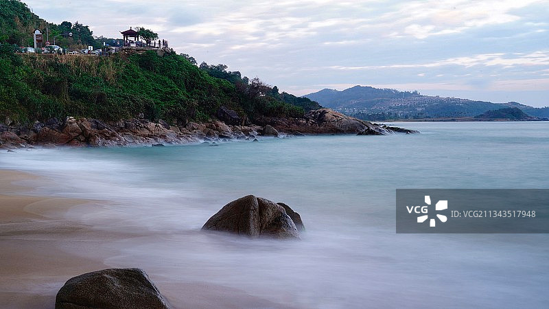 海边的礁石与浪花图片素材