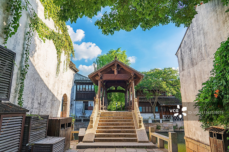 苏州周庄古镇古廊桥和旅游风光图片素材