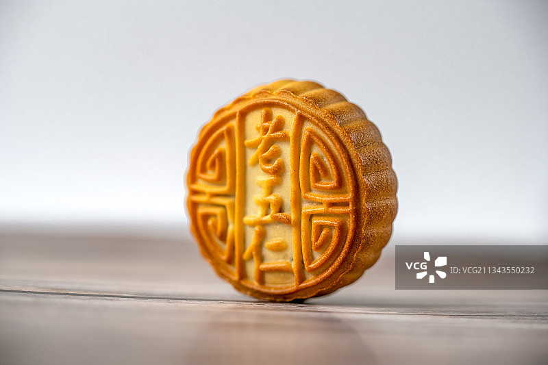 桌面上立着的一个月饼图片素材