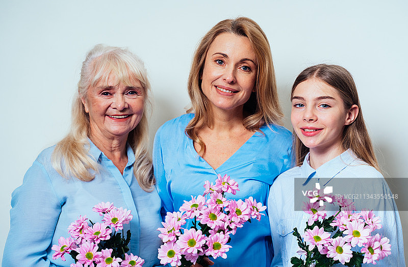 灰色背景下的三代女性合影图片素材