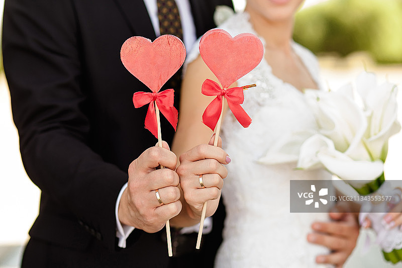 婚礼上新娘和新郎手捧花束的半身照图片素材