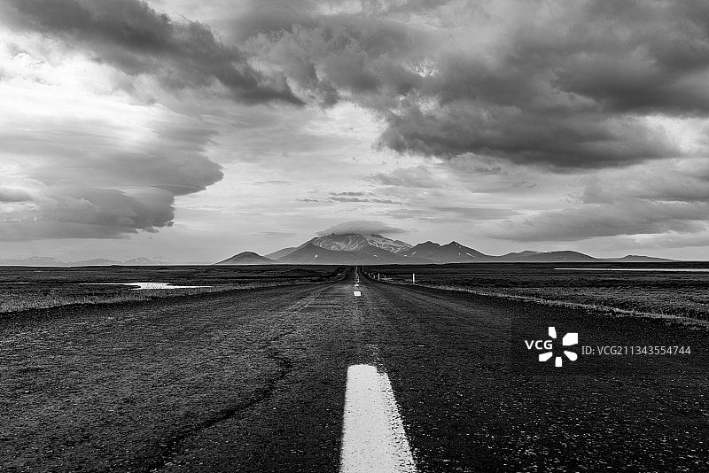 冰岛，天空下的风景与空旷道路图片素材