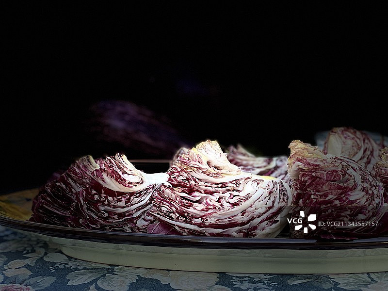 桌子上盘子里卷心菜的特写图片素材