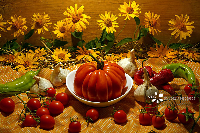 餐桌上的南瓜和食物俯视图图片素材