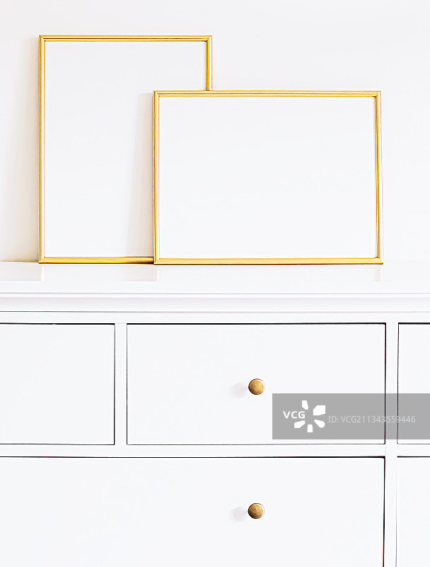 白色背景下的空柜子图片素材