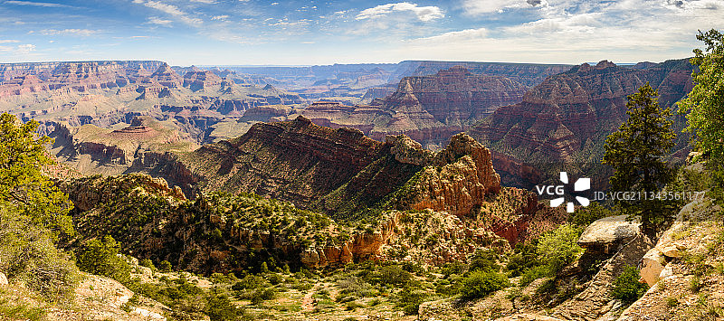 多云天空下的景观全景图片素材