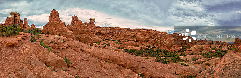 天空下的岩层全景图片素材