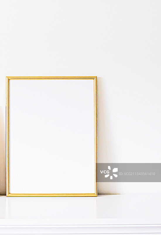 白色背景上的空画框图片素材