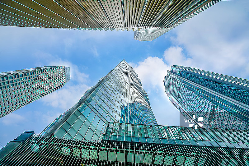 金融区办公楼建筑局部和玻璃外墙图片素材