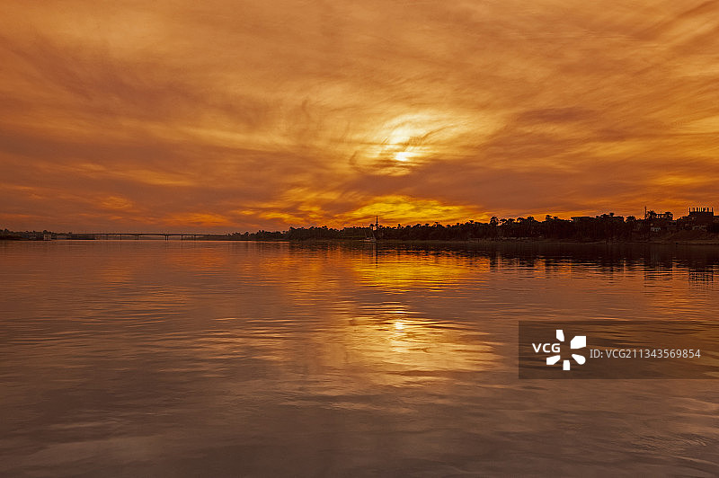 埃及卢克索的橙色天空湖景图片素材