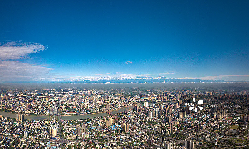 从德阳市区上空遥望龙门山脉图片素材