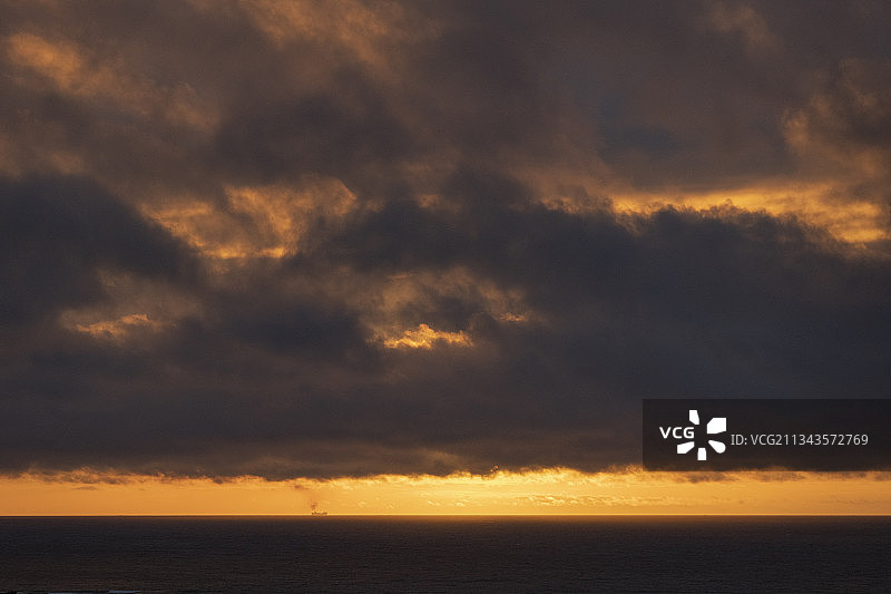 瑞典维斯比日落时分的壮丽海景图片素材