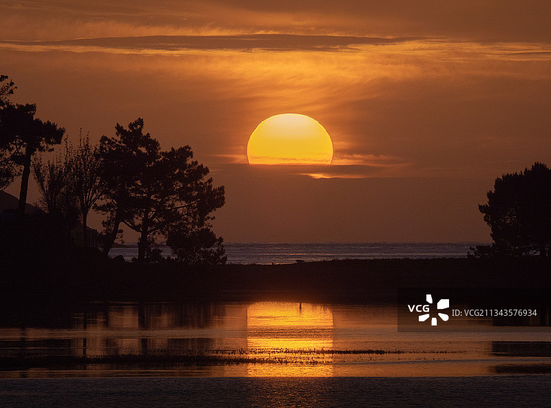 西班牙蓬特韦德拉萨巴里斯的橙色天空海景图片素材
