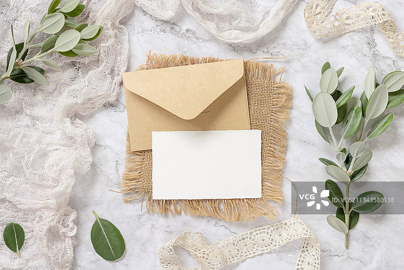 俯视拍摄的信封与树叶图片素材