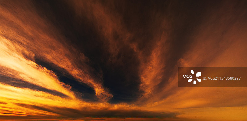 日落时戏剧性天空的低角度视图图片素材