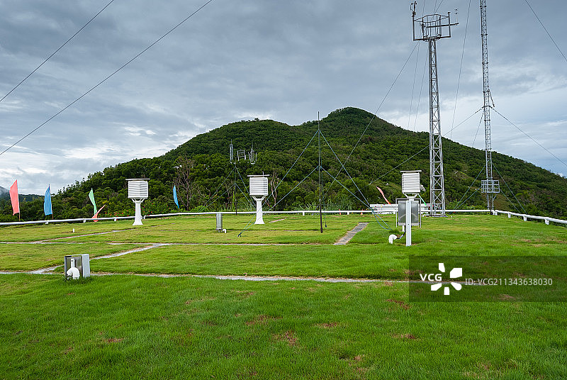 海边山顶气象监测站图片素材