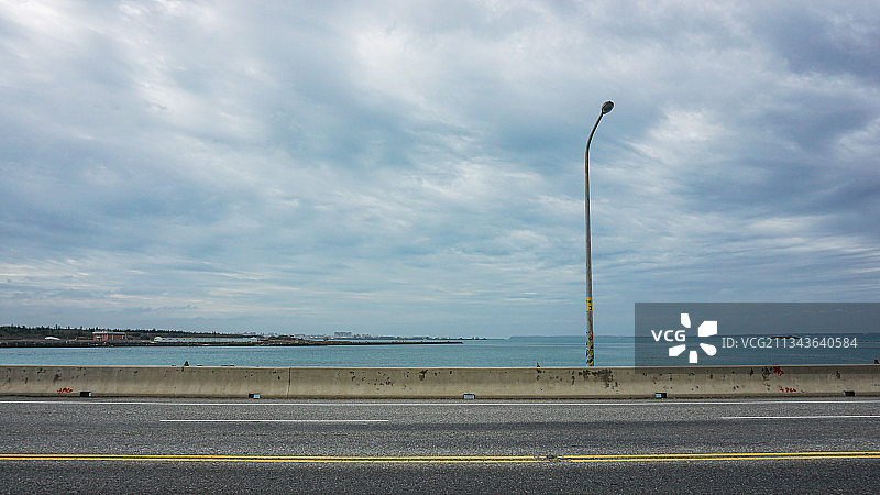 阴天下的澎湖的海边公路图片素材