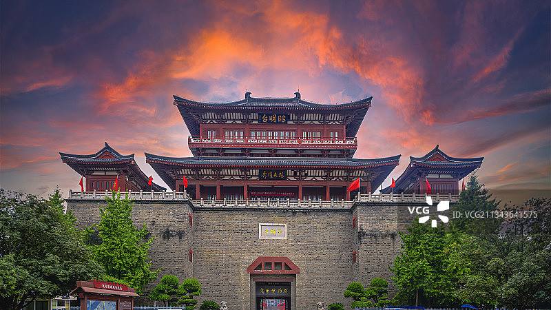 傍晚时分的昭明台+湖北襄阳图片素材