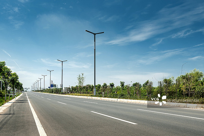 蓝天白云下空旷的城市快速路路面图片素材