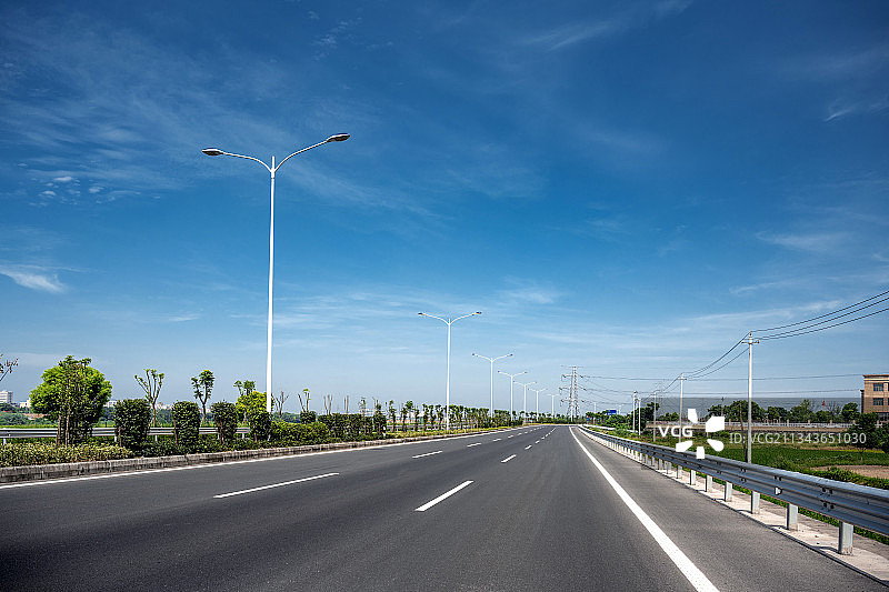 蓝天白云下空旷的城市快速路路面图片素材