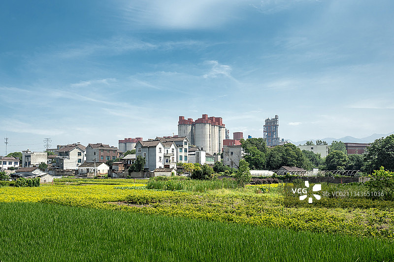 蓝天白云下的村庄农田与工厂建筑图片素材