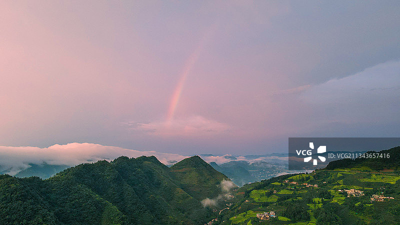 大山里的彩虹图片素材