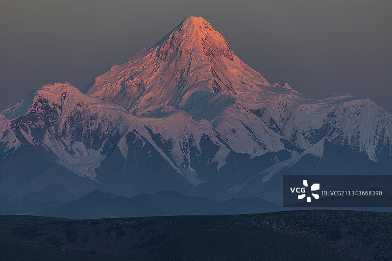 残阳夕照中的贡嘎雪山图片素材
